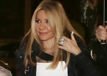 Μαριάννα Λάτση: 72 και… πατάει 20αρες – Η εκκεντρική εμφάνισή της στο Κέντρο Αθηνών για την ταινία «Μελάνια»