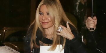 Μαριάννα Λάτση: 72 και… πατάει 20αρες – Η εκκεντρική εμφάνισή της στο Κέντρο Αθηνών για την ταινία «Μελάνια»