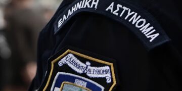 Αστυνομικοί πήγαν να αγοράσουν νερό και ήρθαν αντιμέτωποι με κλέφτες – Παλαιστίνιος τούς επιτέθηκε ενώ φώναζε «@@@@ την Ελλάδα»