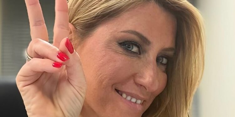 Η Σία Κοσιώνη επέστρεψε σπίτι: Τα πρώτα λόγια και η οικογενειακή φωτογραφία με τον Κώστα Μπακογιάννη και τον γιο τους