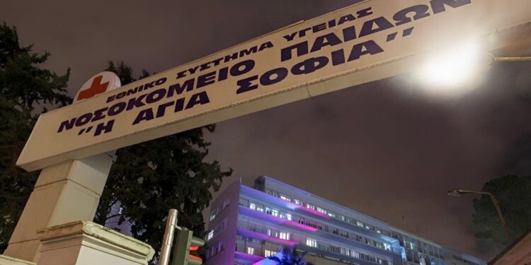 Οι γιατροί κατάφεραν να σώσουν το 2,5 χρονών κοριτσάκι που έπεσε σε σιντριβάνι στη Καλλιθέα