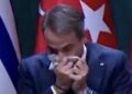 Σάλος με το βίντεο του Μητσοτάκη που σκουπίζει τις μύξες του δίπλα στον Ερντογάν
