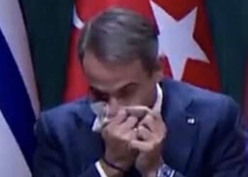 Σάλος με το βίντεο του Μητσοτάκη που σκουπίζει τις μύξες του δίπλα στον Ερντογάν (video)