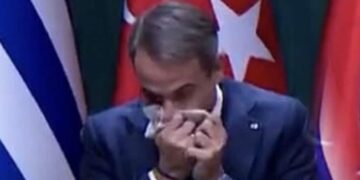 Σάλος με το βίντεο του Μητσοτάκη που σκουπίζει τις μύξες του δίπλα στον Ερντογάν (video)