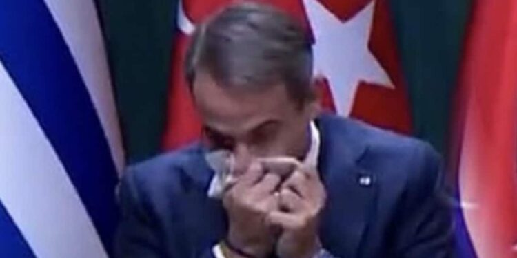 Σάλος με το βίντεο του Μητσοτάκη που σκουπίζει τις μύξες του δίπλα στον Ερντογάν