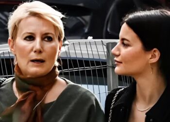 Κομψή από πάνω μέχρι κάτω η Νατάσα Παζαΐτη – Σπάνια κοινή εμφάνιση με την 23χρονη κόρη της στο κέντρο της Αθήνας