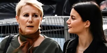 Κομψή από πάνω μέχρι κάτω η Νατάσα Παζαΐτη – Σπάνια κοινή εμφάνιση με την 23χρονη κόρη της στο κέντρο της Αθήνας