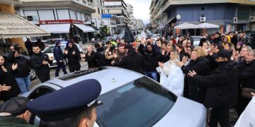 Με χειροκροτήματα από εργαζόμενους η έξοδος του ιδιοκτήτη της Βιολάντα από τα δικαστήρια