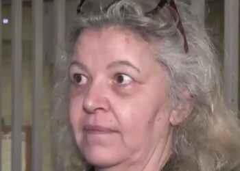 Η μάνα στην Κυψέλη που πήρε τον νόμο στα χέρι της: «Είχε βγάλει τα γεννητικά του όργανα έξω και ασελγούσε στα παιδιά μου. Τού όρμησα, τον χτύπησα και τον κυνηγούσα με μαχαίρι»