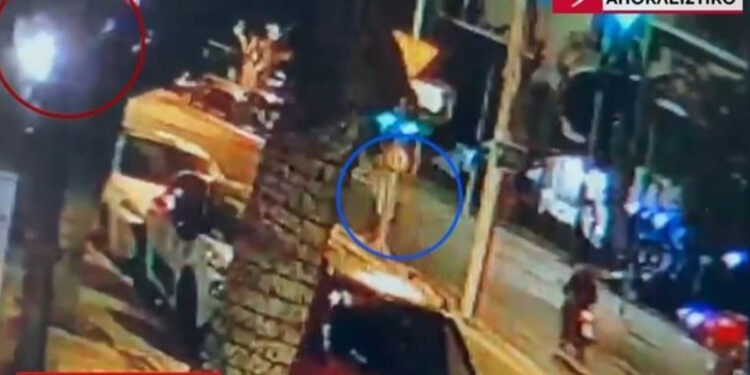 Εξοργιστικό τροχαίο: Βίντεο δείχνει τον οδηγό που παρασύρει πεζό να βγαίνει και να τον βρίζει (video)