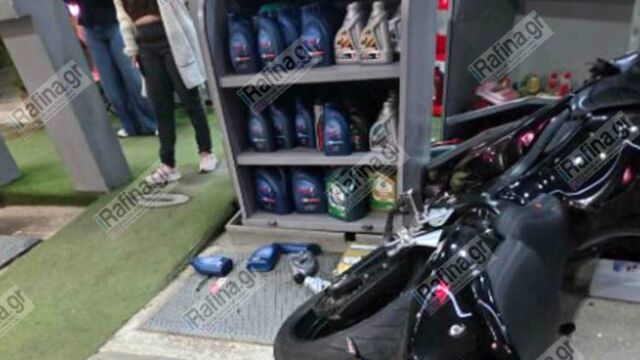 Τραγωδία τα ξημερώματα: Μηχανή “καρφώθηκε” σε βενζινάδικο – Νεκρός πεζός που ήθελε να περάσει το δρόμο (video)