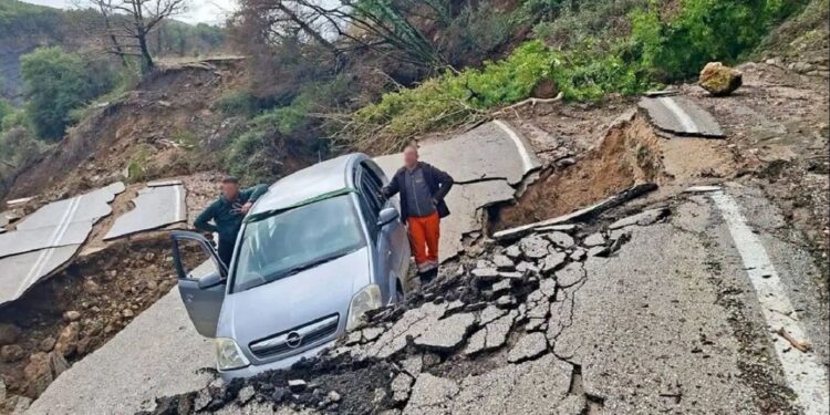Υποχώρησε δρόμος – Εγκλωβίστηκε ΙΧ στον ξηλωμένο δρόμο (video)