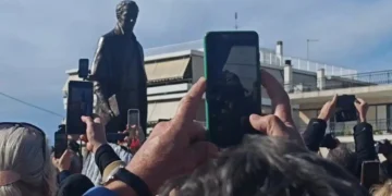 «Πλατεία Κυβερνήτη Ιωάννη Καποδίστρια»: Συγκίνηση και χειροκροτήματα στα αποκαλυπτήρια του ανδριάντα στην Αργυρούπολη