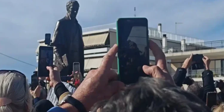 «Πλατεία Κυβερνήτη Ιωάννη Καποδίστρια»: Συγκίνηση και χειροκροτήματα στα αποκαλυπτήρια του ανδριάντα στην Αργυρούπολη