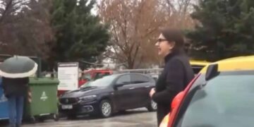 Περαστική τα βάζει με τους χειροκροτητές του ιδιοκτήτη της Βιολάντα: «Δεν ντρέπεστε λίγο – Πέντε νεκρές γυναίκες»