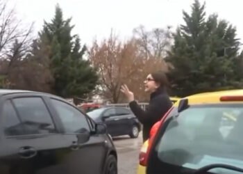 Αγανακτισμένη περαστική τα βάζει με τους χειροκροτητές του ιδιοκτήτη της Βιολάντα: «Δεν ντρέπεστε λίγο – Πέντε νεκρές γυναίκες»