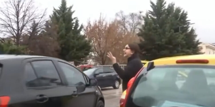 Αγανακτισμένη περαστική τα βάζει με τους χειροκροτητές του ιδιοκτήτη της Βιολάντα: «Δεν ντρέπεστε λίγο – Πέντε νεκρές γυναίκες»