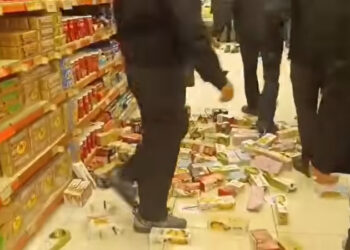 Νεαροί πέταξαν από τα ράφια και ποδοπάτησαν προϊόντα της εταιρείας «Βιολάντα» σε σούπερ μάρκετ