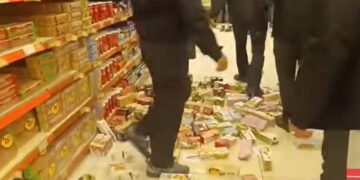 Νεαροί πέταξαν από τα ράφια και ποδοπάτησαν προϊόντα της εταιρείας «Βιολάντα» σε σούπερ μάρκετ