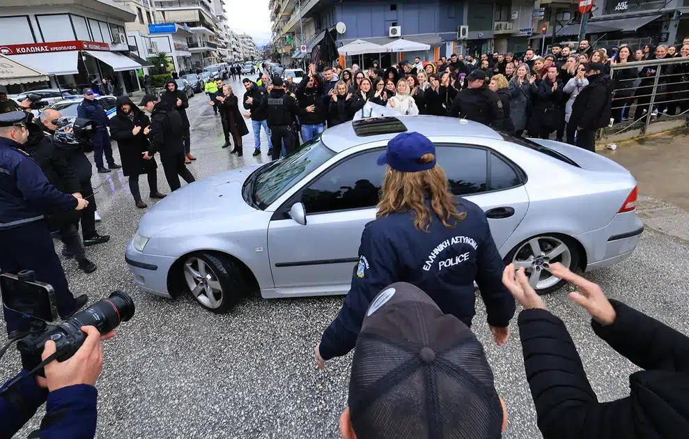 Με χειροκροτήματα από εργαζόμενους η έξοδος του ιδιοκτήτη της Βιολάντα από τα δικαστήρια 1 violanta anakritis2