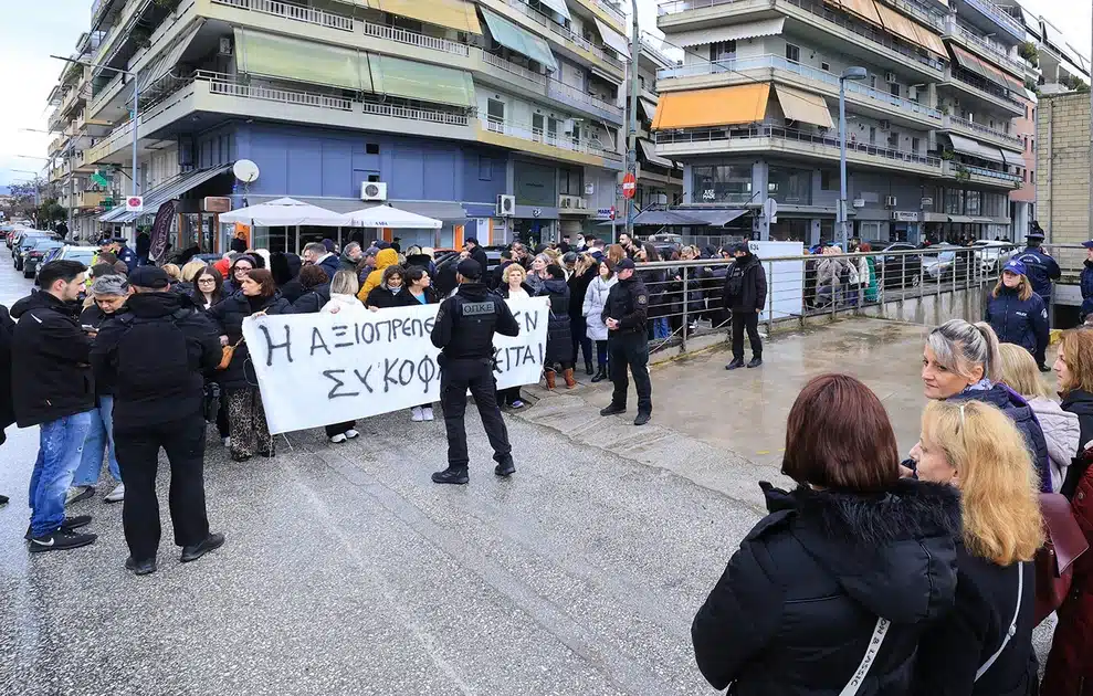 Με χειροκροτήματα από εργαζόμενους η έξοδος του ιδιοκτήτη της Βιολάντα από τα δικαστήρια 2 violanta anakritis4