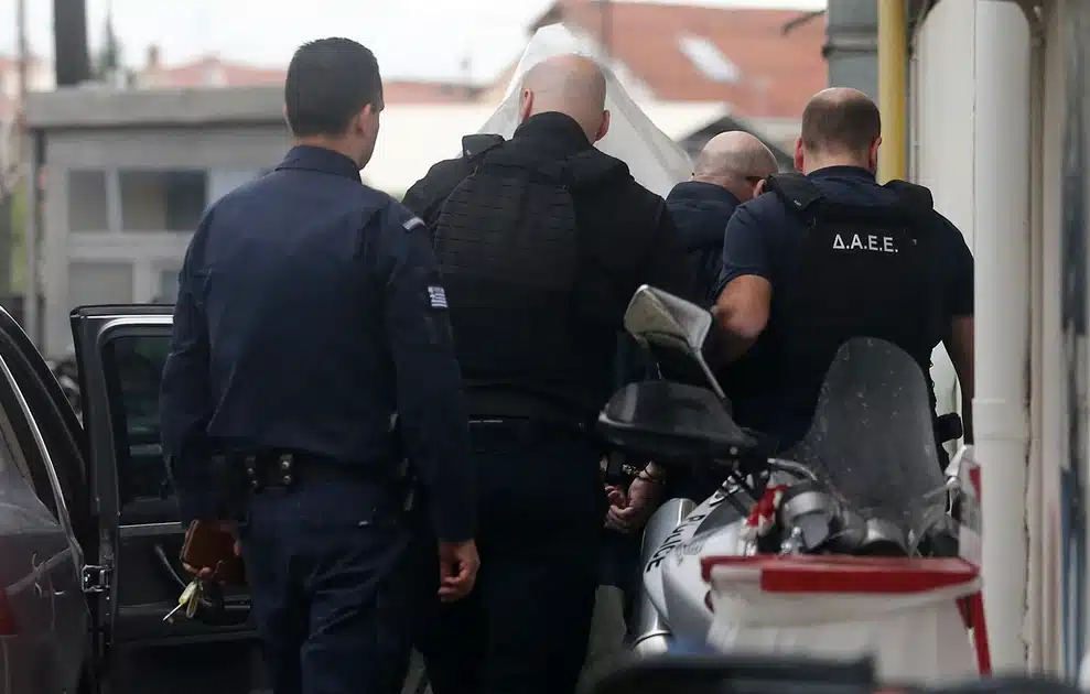 Με χειροκροτήματα από εργαζόμενους η έξοδος του ιδιοκτήτη της Βιολάντα από τα δικαστήρια 3 violanta anakritis5