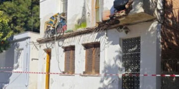 Βόλος: Γυναίκα έπεσε στον δρόμο μαζί με το μπαλκόνι