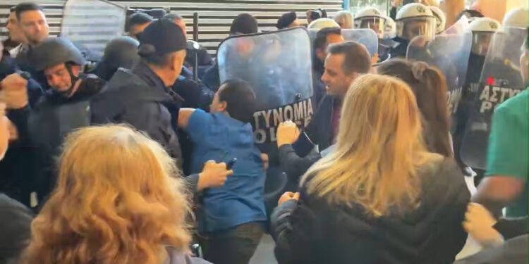 Επεισόδια σε Νοσοκομείο: «Έξω, έξω» φώναζαν οι διαμαρτυρόμενοι νοσηλευτές στον Άδωνι Γεωργιάδη – «Κινδύνευσε η σωματική μου ακεραιότητα», λέει ο υπουργός