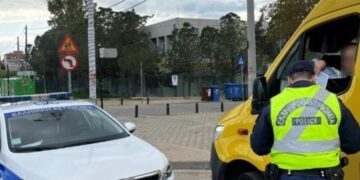 ΑΔΙΑΝΟΗΤΟ: Συνελήφθη οδηγός σχολικού να κάνει χρήση ναρκωτικών εν ώρα εργασίας (video)