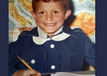 Το χαμογελαστό αγοράκι της φωτογραφίας είναι πετυχημένος Έλληνας ηθοποιός