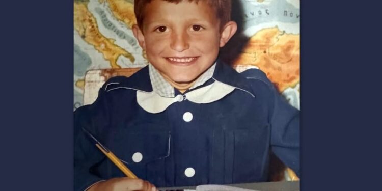 Alldaynews.gr Το χαμογελαστό αγοράκι της φωτογραφίας είναι πετυχημένος Έλληνας ηθοποιός