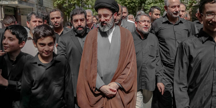 Οι φήμες ότι ο Μοτζταμπά Χαμενεΐ είναι γκέι και τα γέλια του Τραμπ όταν το άκουσε – «Είχε σχέση με τον δάσκαλό του»