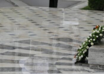 Σφοδρές αντιδράσεις: Ακούστηκε ο ύμνος της Χούντας σε κατάθεση στεφάνων για την 25η Μαρτίου