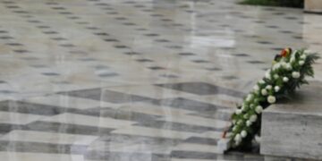 Σφοδρές αντιδράσεις: Ακούστηκε ο ύμνος της Χούντας σε κατάθεση στεφάνων για την 25η Μαρτίου