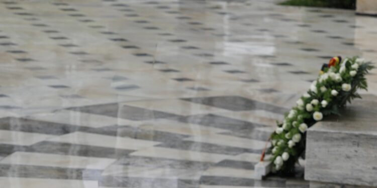 Σφοδρές αντιδράσεις: Ακούστηκε ο ύμνος της Χούντας σε κατάθεση στεφάνων για την 25η Μαρτίου