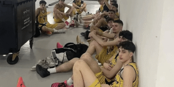 Alldaynews.gr Τα κατάφεραν: Επιστρέφουν από το Άμπου Ντάμπι οι ανήλικοι αθλητές του μπάσκετ του Άρη