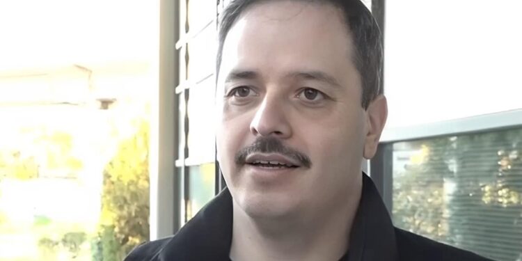 Χάρρυ Κλυνν: Η οικογένειά του δώρισε προσωπικά του αντικείμενα στον Αλέξανδρο Τσουβέλα