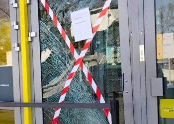 Οργή 80χρονου: «Μου πήραν το σπίτι» ούρλιαζε και μπούκαρε με το αυτοκίνητο κάνοντας σμπαράλια την τζαμαρία τράπεζας