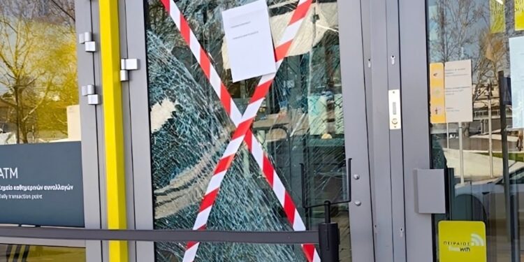 Οργή 80χρονου: «Μου πήραν το σπίτι» ούρλιαζε και μπούκαρε με το αυτοκίνητο κάνοντας σμπαράλια την τζαμαρία τράπεζας