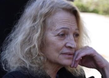 Λουκία Πιστιόλα: Δίνει σκληρή μάχη με τη νόσο Πάρκινσον, σε αναπηρικό καροτσάκι στην κηδεία Πανουσόπουλου