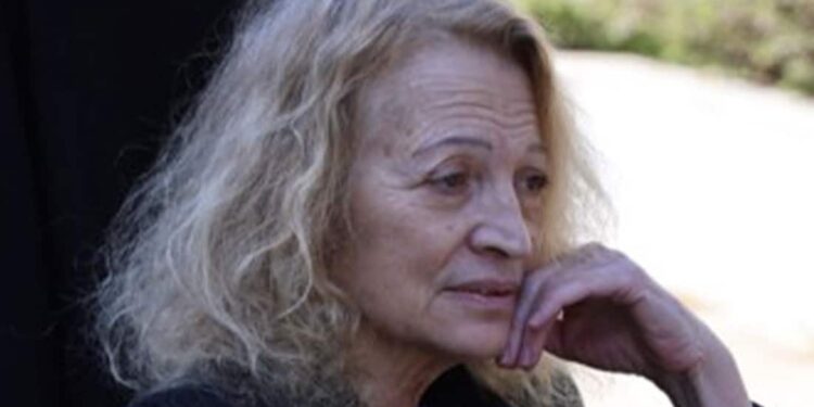 Λουκία Πιστιόλα: Δίνει σκληρή μάχη με τη νόσο Πάρκινσον, σε αναπηρικό καροτσάκι στην κηδεία Πανουσόπουλου