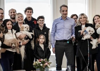 Βίντεο Μητσοτάκη από τη συνάντηση με τους επαναπατρισθέντες από τη Μέση Ανατολή με τα ζώα συντροφιάς τους