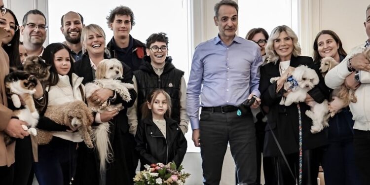 Βίντεο Μητσοτάκη από τη συνάντηση με τους επαναπατρισθέντες από τη Μέση Ανατολή με τα ζώα συντροφιάς τους