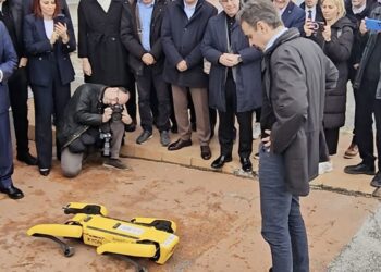 Χαμός με το βίντεο όπου ο Μητοστάκης μιλάει με σκύλο-ρομπότ