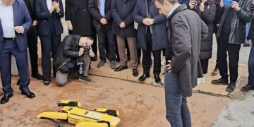 Χαμός με το βίντεο όπου ο Μητοστάκης μιλάει με σκύλο-ρομπότ