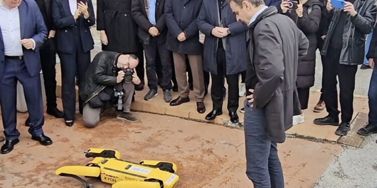 Χαμός με το βίντεο όπου ο Μητοστάκης μιλάει με σκύλο-ρομπότ