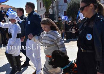 Από τις πιο δυνατές στιγμές της 25ης Μαρτίου η παρέλαση της μικρής Φωτεινής και του σκύλου βοηθού της
