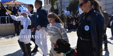 Από τις πιο δυνατές στιγμές της 25ης Μαρτίου η παρέλαση της μικρής Φωτεινής και του σκύλου βοηθού της