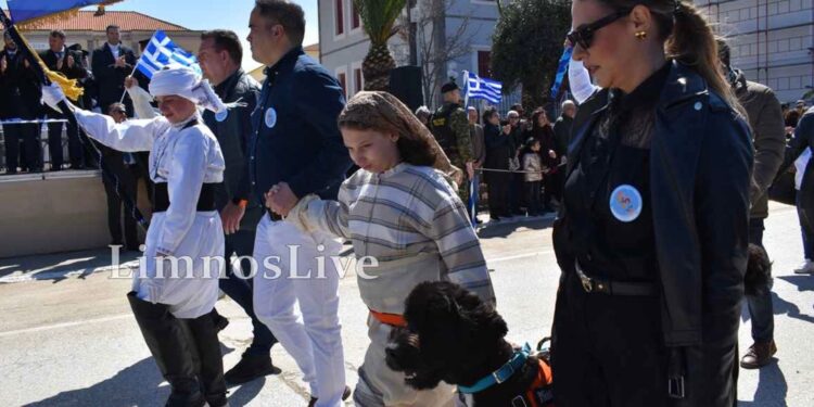 Από τις πιο δυνατές στιγμές της 25ης Μαρτίου η παρέλαση της μικρής Φωτεινής και του σκύλου βοηθού της