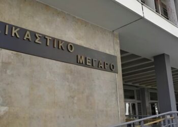 «Έχει γκομενιλίκια, θέλει να με διώξει από το σπίτι» λέει η 77χρονη που έδειρε τον 82χρονο σύζυγο της